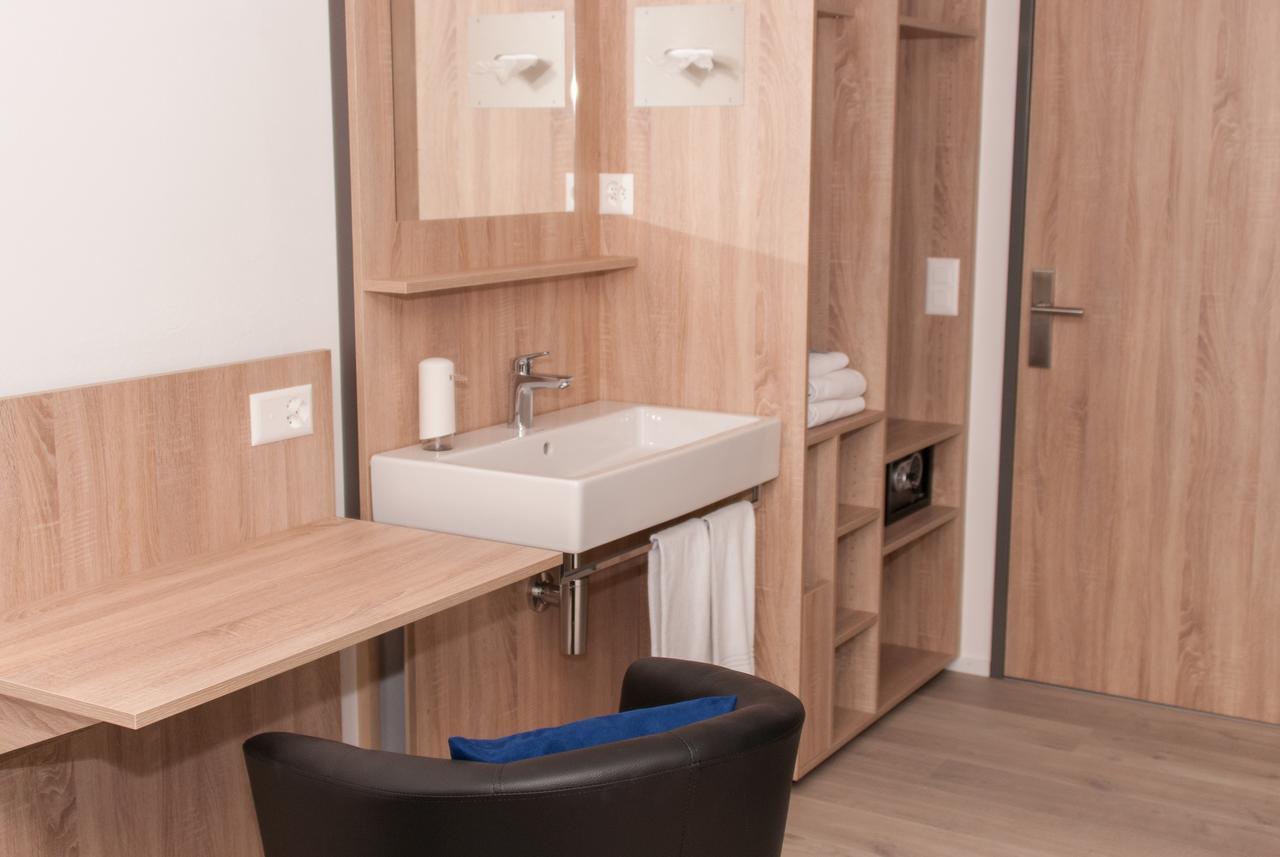 Hotel Traube Garni Kuttigen Номер фото